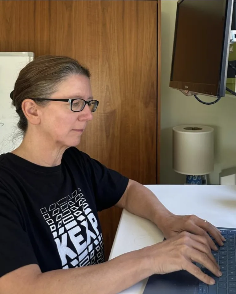 Angela Thyer working at a laptop